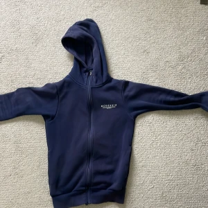 Mcenzie huvtröja - Använd men i bra skick  Hör av er om ni har frågor.