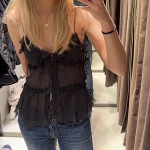 Blus/linne  - Säljer detta superfina populära linnet från zara!! Helt oanvänt då jag har två storlekar❣️slutsåld på hemsidan!!