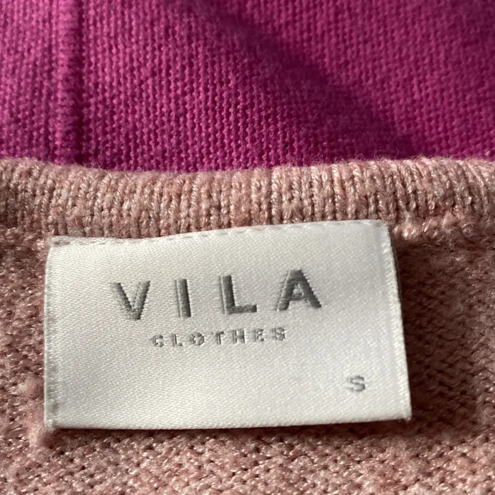 En ljusrosa stickad tröja från VILA som ger en as snygg form😍😍tyvär för liten för mig nu!!! Priser kan självklart diskuteras!. Stickat.