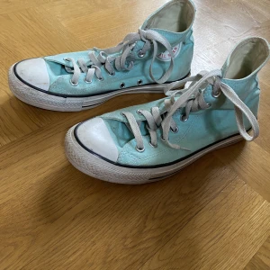 Turkosa converse  - Ett par turkosa converse all star. De är i bra skicka trots att de har använts. (Skicka om du vill se fler bilder, pris går att diskuteras.)