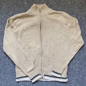 Kofta - Tänkte sälja denna kofta från havana för att den inte är min stil längre. Den har inga defekter och är i gott skick. Skriv till mig om du vill ha mer information :D