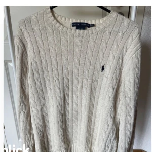 Ralph lauren tröja - En beige Ralph rauren stickad tröja i storlek xl men skulle säg att den sitter mer som en M/L. I bra skick.
