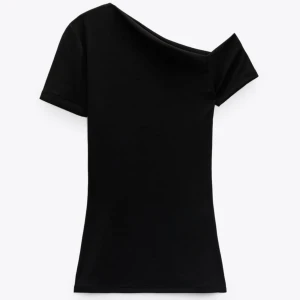 Zara t-shirt - Så fin topp från Zara som är helt slutsåld på hemsidan, aldrig använd pga passa inte mig💕