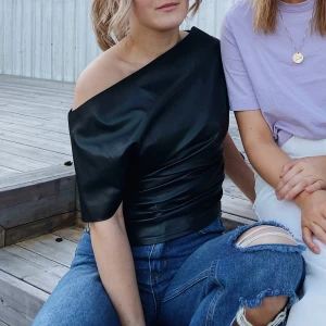 Hanna Schönberg x NAKD - Svart off-shoulder fakeläder topp från Hanna schönberg x NAKD Köparen står för frakten✨