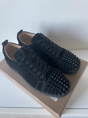 Louboutin  - Säljer nu mina loubs som är använda 1 gång, orsaken varför jag säljer de är att de var för små. Det tillkommer dust bag, skohorn o.s.v.