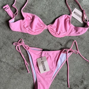 Bikini - Bikini från missguided, aldrig använd. Överdel storlek 38, underdel storlek 36.