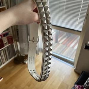 Bälte - Säljer dehär bältet med stenar på 70kr