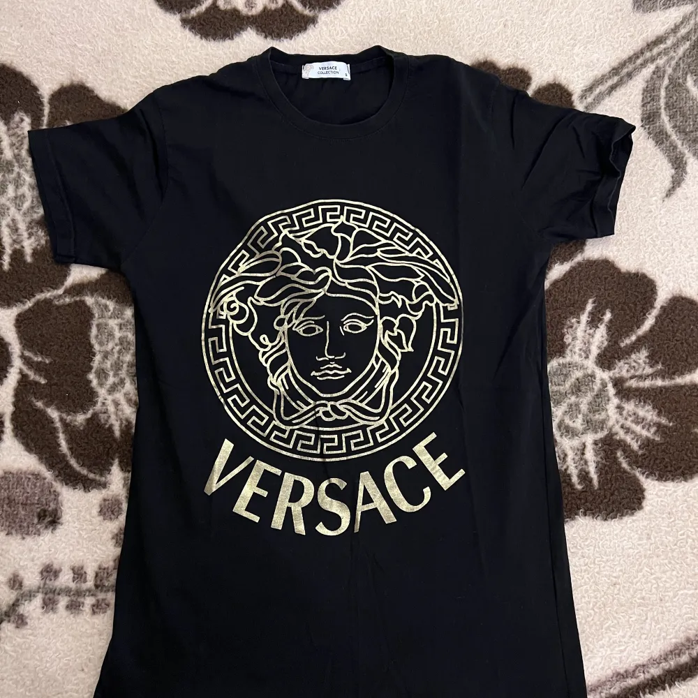 Versace t-shirt till salu. Sparsamt använd. Kan skicka mer bilder vid intresse.. T-shirts.