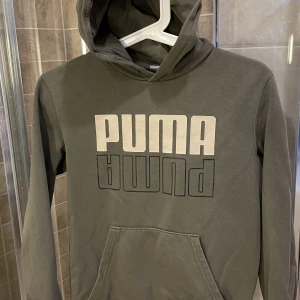Puma hoodie  - Säljer en olivgrön hoodie, använd men i gott skick. 