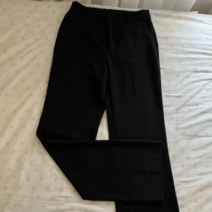 Svarta kostymbyxor  - Svarta kostymbyxor med liten utsväng från Lindex, fint skick! 