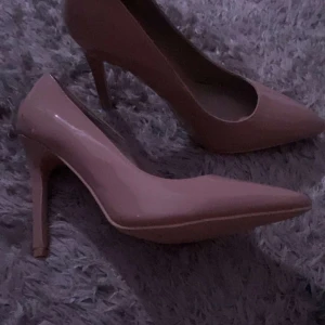 Klackskor NLY - Jättesnygga rosa spetsiga klackar från Nelly i storlek 37. Endast testade inomhus🌸 Kommer med fina paket att lägga in de i☺️ Köpta för 400kr och jag säljer de för 200-300kr, kan diskutera priset vid snabb köp🩷 Skriv gärna vid frågor 