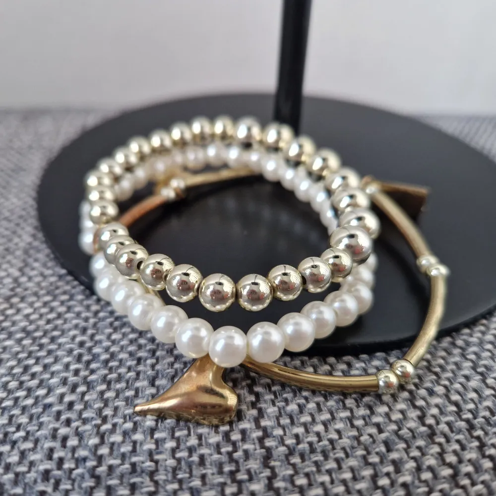 Armband från H&M! Använd och lätt oxiderad, därav priset. 3 FÖR TVÅ PÅ ALLT och fri frakt vid köp av minst 250 kr, kontakta mig då!🦋. Accessoarer.