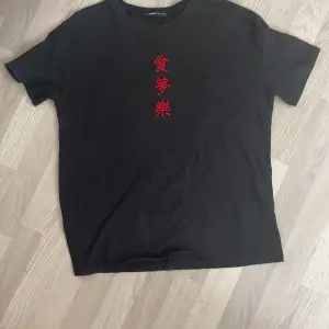  Oversize t-shirt från New yorker med kinesiskt tryck. Det står (i ordning)  Love Dreams  Happy 