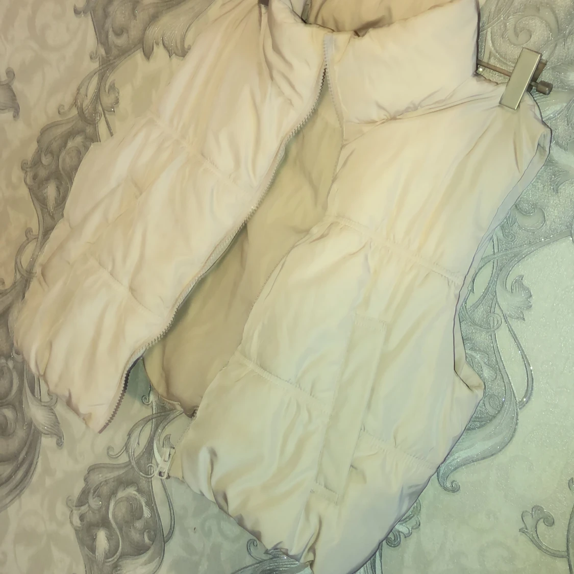 Snygg beige puffervästar - 90