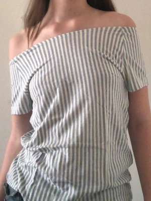 Lager 157 randig off shoulder topp - Fin off shoulder topp från lager 157, för liten för mig nu men brukade använda den har tröjan förrut på sommaren💕(läs bio)