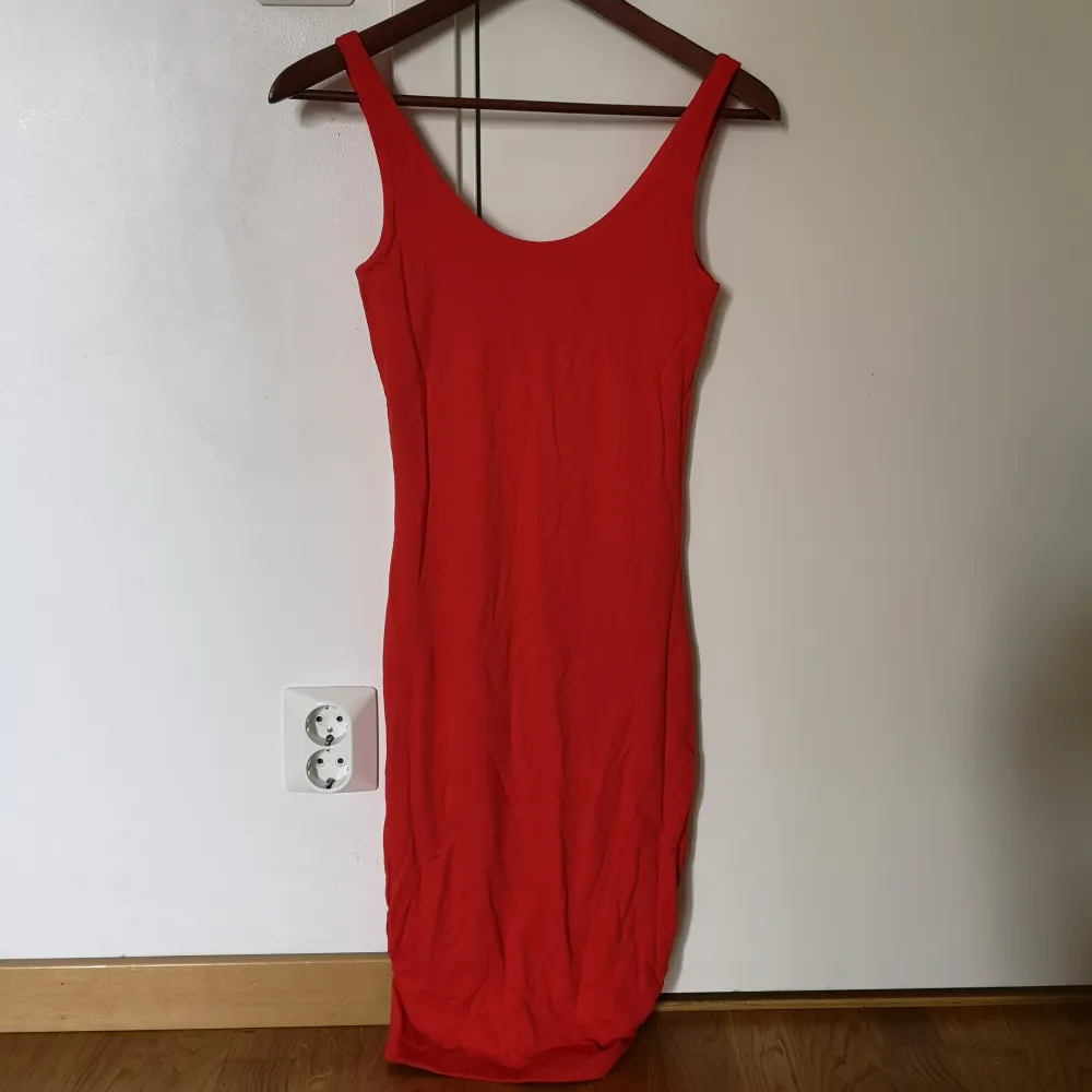 Säljer den här jätte fina klänning som är bra i sommar då den inte kommer till användning, klänningen har en röd orange färg . Klänningar.