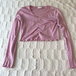 Gina crop top💕 - en rosa crop top från Gina tricot. Super söt och perfekt för sommaren. Skriv om du är intresserad 💞passar som en XS