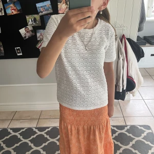 Broderad t-shirt - Säljer broderad t-shirt från zara💓inte andvänd mycket💓pris+frakt, kontakta mig för fler bilder