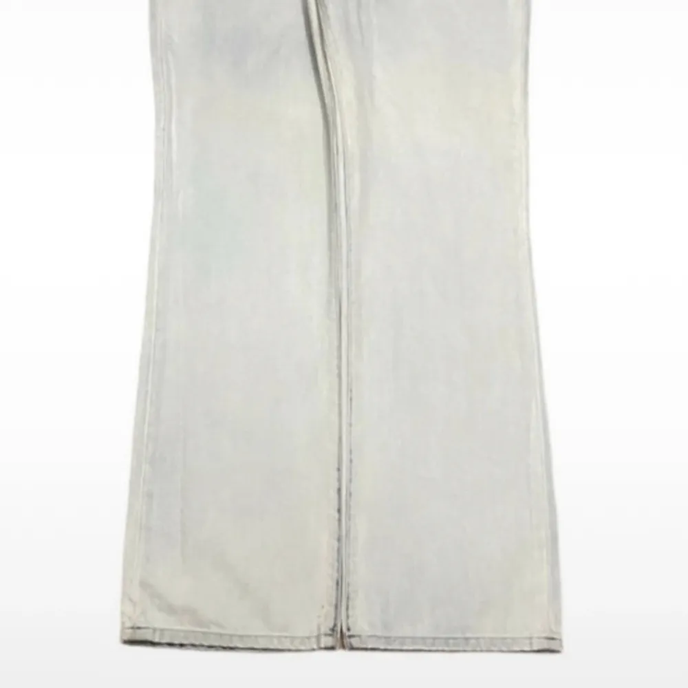 Straight/baggy lee jeans i storlek XL/L. Midja 47cm, avklippta nere vid bena då dom var för långa så sitter nog perfa i längd på nån som e 165cm ca.👊bra skick. Jeans & Byxor.