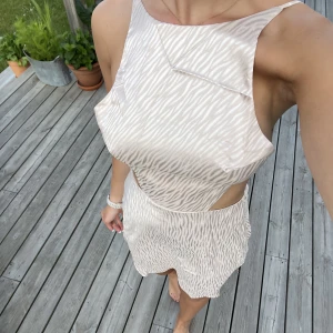 Klänning  - Sötaste klänningen med en super fin rygg. Den har ett sånt fint mönster dock var den ostruken på bilderna💗