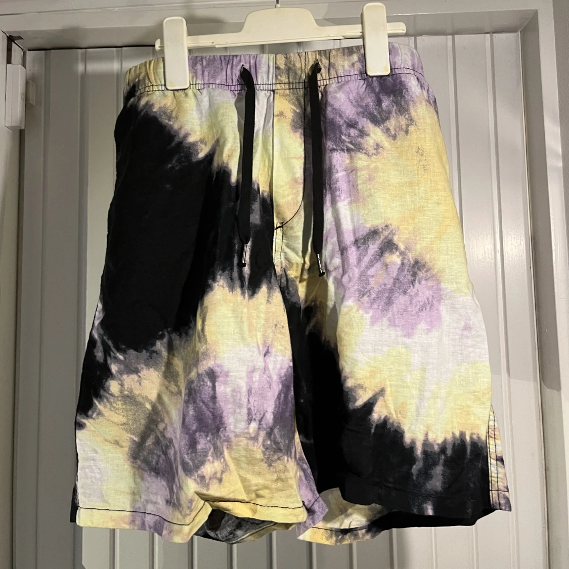 h&m non-binary/icke-binär tie-dye shorts - 90