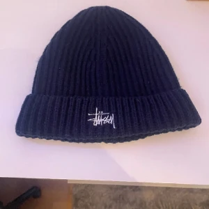 Stüssy mössa - Snygg stüssy mössa som aldrig blivit använd. Passar riktigt bra och har inga märken eller så. Pris inte hugget i sten. 