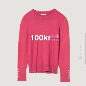 Rosa Tröja - Rosa Tröja med Knappar på ärmarna! Super fin men har ej kommit till använd och är därav oanvänd 🫶🏻 Storlek M (40-42) men skulle säga att den är mer som en S!