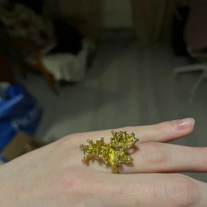 Ring i guld - Fin ring i guldplatering! Köpt i en liten butik med lokala designers i Berlin. Liknar grenar, ger lite fairy skogs-känsla. Säljes pga flytt