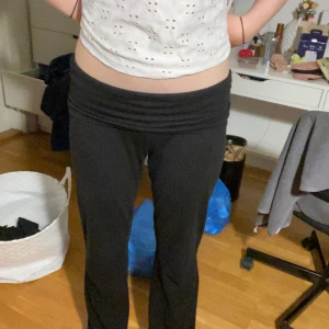 Lågmidjade yogapants  - Lågmidjade yogapants från Gina Tricot  Super sköna!! Köpte för bara några veckor sedan, nypris 400kr 