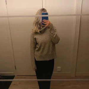Beige Tröja  - Jättefin skön stickad tröja, använd några gånger men inga tecken på användning och har en jättefin slits på sidan av tröjan (kolla bilderna) 💓 Storleken är        xs-s. 