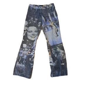 Mönstrade vintage jeans  - Unika, låg-mellan midjade jeans. Säljer då de är för korta för mig. Jag är 172cm. Storlek ~s Frakt ingår ej, skriv gärna om  frågor! 