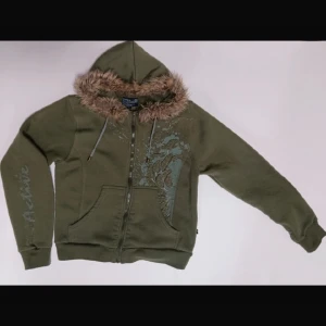  Hoodie med furr luva -  en grön hoodie med coola detaljer och en fejk päls luva 