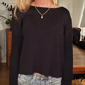Glittrig tröja - supersöt glittrig svart tröja, är liten i storleken. köp gärna med ”köp nu”✨✨