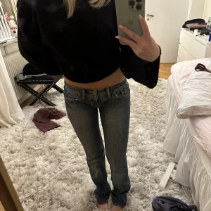Ltb jeans - Lågmidjade jeans från märket ltb! Det är gammal modell då de är köpta second hand så väldigt unika!! Supersuper fina men tyvärr är de lite väl tajta på mig så därav säljer jag❤️ passar allt mellan 32-36 beroende på hur man vill att de sitter!