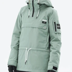 Dope Jacka  - Dope jacka i modellen Annok W, använd ett fåtal gånger! Nypris 1 899. Oversized i modellen så skulle säga att den är xs/s/m beroende på hur tajt man vill att den ska sitta🫶🏼Hör av dig för fler frågor och bilder!! Priset kan diskuteras