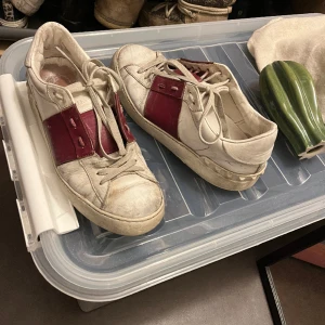 Valentino skor  - Säljer mina valentino sneakers i storlek 38, köpta på Nathalie schuterman! Original kartong + nya skosnören kommer med! Köpta för ca 4200kr