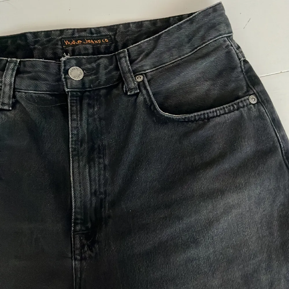 Sköna jeans i snygg svart färg. Nudie jeans modell Clean Eileen i färg Shimmering black.  Storlek 28/30 Endast använda ett fåtal gånger. Som nya. . Jeans & Byxor.