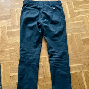 Dickies byxor grå  - Grå Dickies byxor som är helt nya i skicket  Storlek:W32/L34 