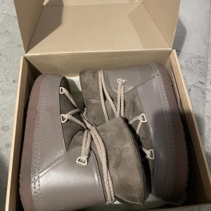 Inuikii vinter skor  - Inuikii boots Färg: Taupe Nypris 3300kr.  Superfina och jättevarma vinterskor från Inuikii. Skorna är knappt använda och har inga defekter, ser ute precis som nya i sin originalkartong. Hämtas i Sollentuna, Solna, Täby C, Rönninge. Alt skickas per post