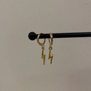 Örhängen🤍 - Säljer superfina örhängen till ett bra pris. Dessa finns bara i guld, säljs i par. Rekommenderar att man tar av sig dom när man tex ska duscha eller bada, då minskar risken att dom rostar🤍