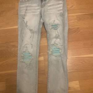 Säljer dessa helt oanvända h.esntls jeans i storlek 32 Nypris 800kr