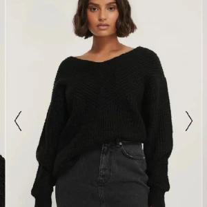 Nakd tröja - En svart basic tröja som passar till allt, använd några få gånger men fortfarande i bra skick!