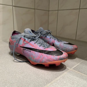 Nike fotbollsskor - Säljer ett par fina elite skor som proffsen använder. Använda men i fint skick. Köpt nya för 2600kr från UNISPORT.