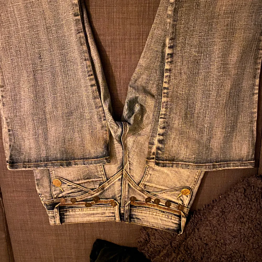 Säljer dessa snygga och mycket unika jeans! Så coola grå blåa jeans med lite detaljer på baksidan, har några defekter men det går att laga jättelätt och stans nästan inte ens! sitter helt perfekt. Jeans & Byxor.