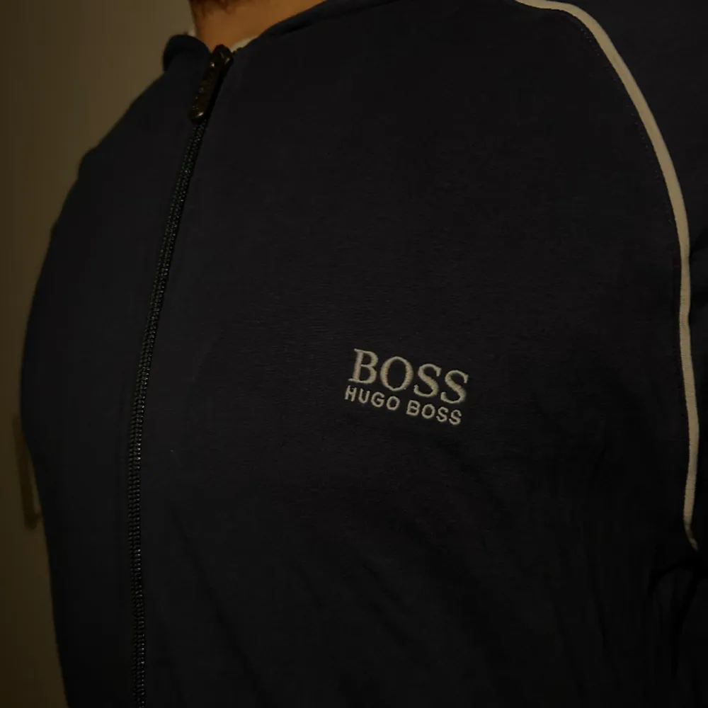 En hugo boss tröja i nyskick. Säljes då den inte kommer till användning 💙. Hoodies.