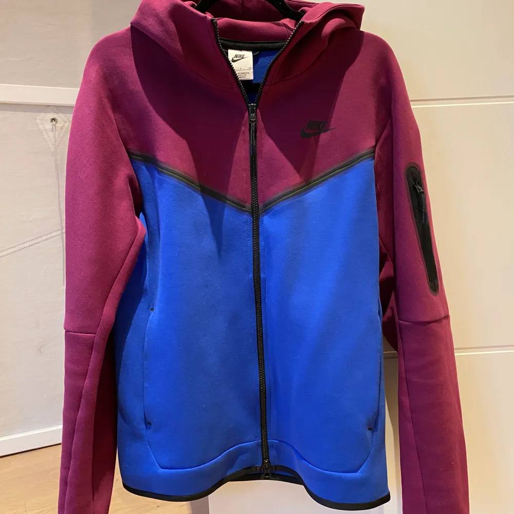 En Nike Tech Fleece tröja som är i väldigt bra skick i princip nyskick. Den är ”royale blue” och lila i storlek S.   En Röd Nike zip hoodie i storlek S även den i fint skick.   500kr för den först och 400kr för röda 800kr för båda.. Hoodies.