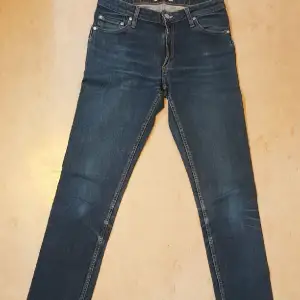 29/34 Tighta jeans med normal mot låg midja. Snygg passform. Finfint skick! 