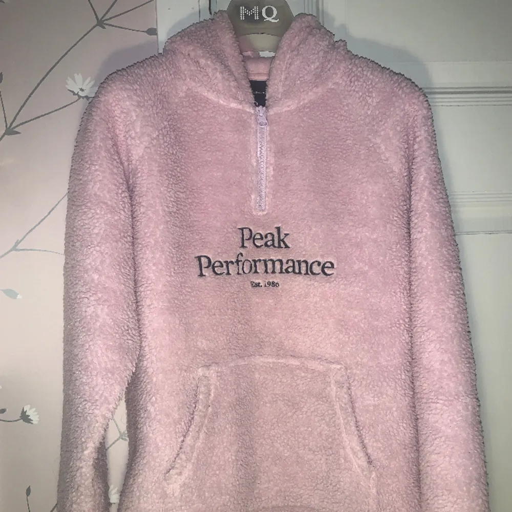 Jättefin peak performance hoodie i bra skick💕 Tror att nypriset är ca 1000 kr så säljer för 100🫶🏻💕 Lägg gärna prisförslag!!💘. Hoodies.