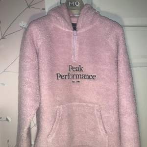 Jättefin peak performance hoodie i bra skick💕 Tror att nypriset är ca 1000 kr så säljer för 100🫶🏻💕 Lägg gärna prisförslag!!💘