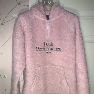 Peak performance hoodie  - Jättefin peak performance hoodie i bra skick💕 Tror att nypriset är ca 1000 kr så säljer för 100🫶🏻💕 Lägg gärna prisförslag!!💘